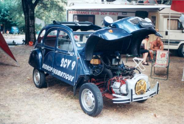 2CV mit Hydropneumatik aus Italien
